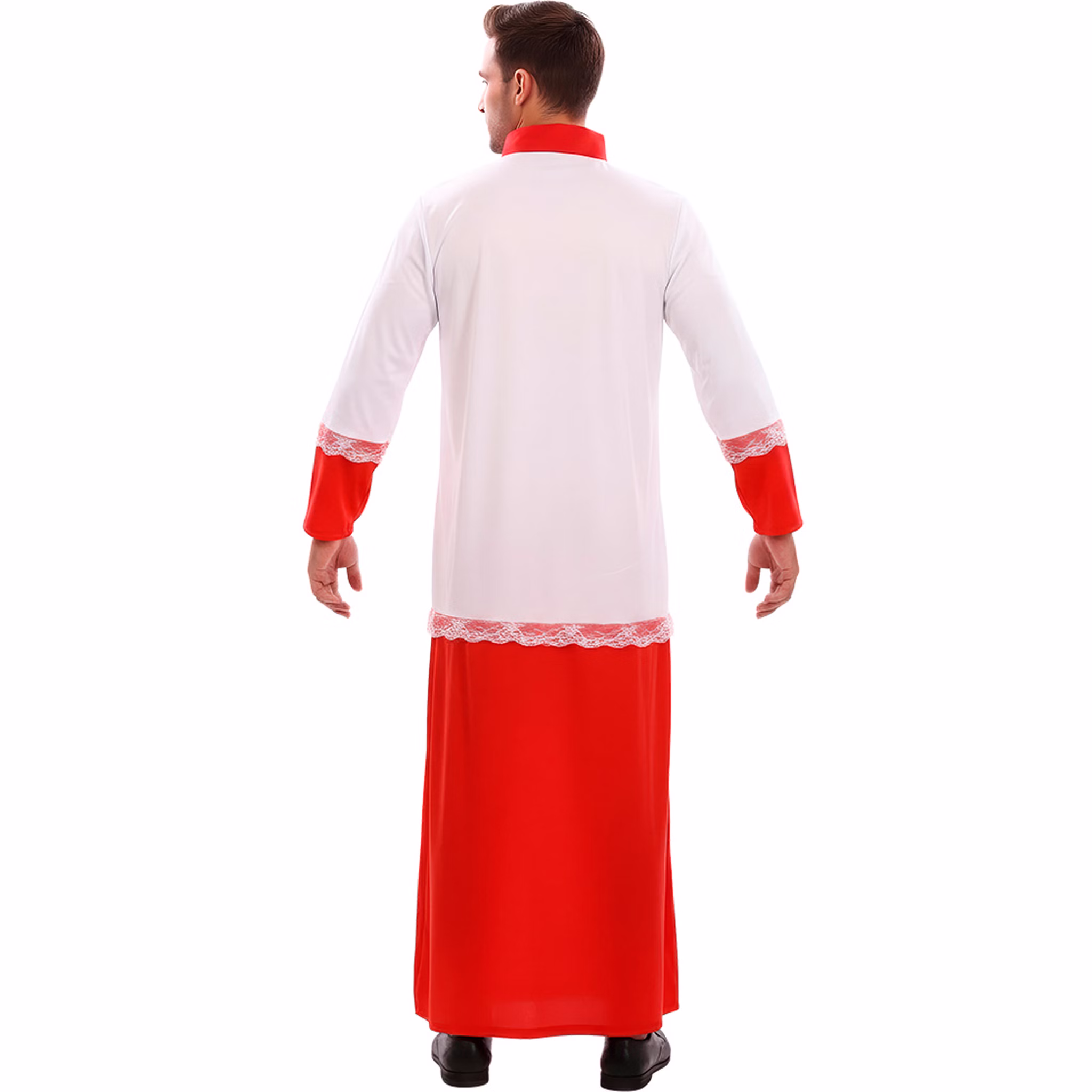 Mann im Priester Kostüm Pater Benedikt von hinten mit langer roter Robe, weißem Überwurf und dekorativer Spitzenborte.