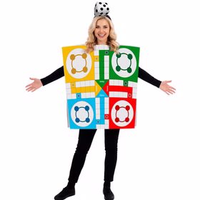 Lachende Frau im bunten Ludo Brettspiel Kostüm mit gelben, grünen, roten und blauen Spielfeldern sowie Würfel Haarreif.