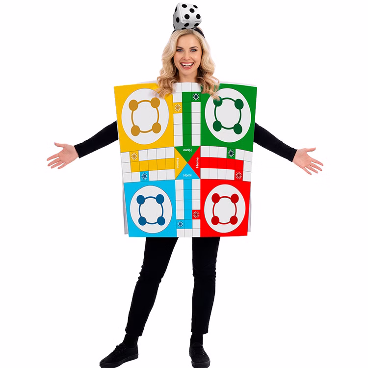 Ludo Kostüm Ludwig für Damen mit Würfel Haarreif Lachende Frau im bunten Ludo Brettspiel Kostüm mit gelben, grünen, roten und blauen Spielfeldern sowie Würfel Haarreif.