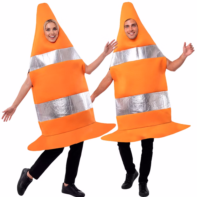 Verkehrshütchen Kostüm Conny Paar Kostüm Damen Herren Frau und Mann im orangefarbenen Verkehrshütchen Kostüm Conny mit silberfarbenen Streifen als lustiges Paar Kostüm.