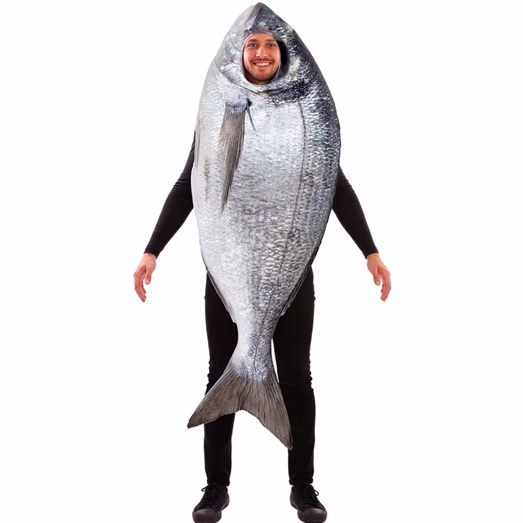Fisch Kostüm Bruno Goldbrasse Dorade Tunika Erwachsene Mann im silberfarbenen Fisch Kostüm Bruno als Goldbrasse mit Schuppenoptik, Flossen und Gesichtsausschnitt vor weißem Hintergrund.