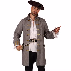 Mann trägt den grauen Piraten Mantel Long John Silver mit goldfarbenen Details, Dreispitz und Degen vor weißem Hintergrund.
