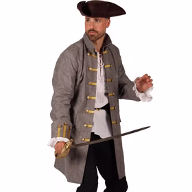Mann im grauen Barock Piratenmantel Long John Silver mit Stehkragen, goldfarbenen Zierborten und Degen in dynamischer Pose.