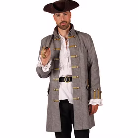 Grauer Piratenmantel Long John Silver an einem Mann mit Dreispitz, weißem Rüschenhemd, schwarzer Hose und gezogenem Degen.