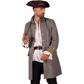 Herr trägt den grauen Long John Silver Piratenmantel mit goldfarbenen Knöpfen, Dreispitz, Rüschenhemd und schwarzer Hose.