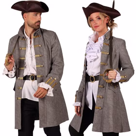 Partner Look mit grauem Piratenmantel für Herren und passender Damenjacke, kombiniert mit Dreispitz, Rüschenhemd und Degen.