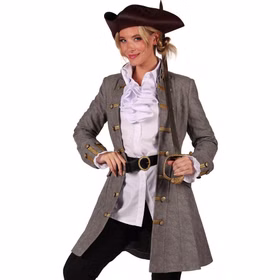 Frau trägt den grauen Piratenmantel Anne Bonny mit goldfarbenen Borten, Dreispitz, weißer Rüschenbluse und Degen im Kostüm-Look.