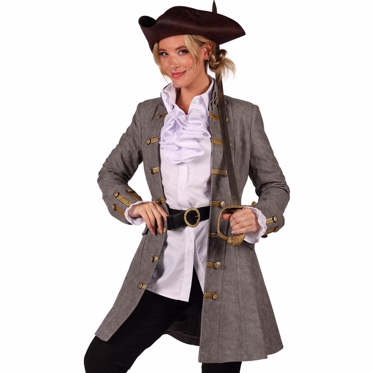 Piraten Mantel Anne Bonny Damen mit Degen Frau trägt den grauen Piratenmantel Anne Bonny mit goldfarbenen Borten, Dreispitz, weißer Rüschenbluse und Degen im Kostüm-Look.