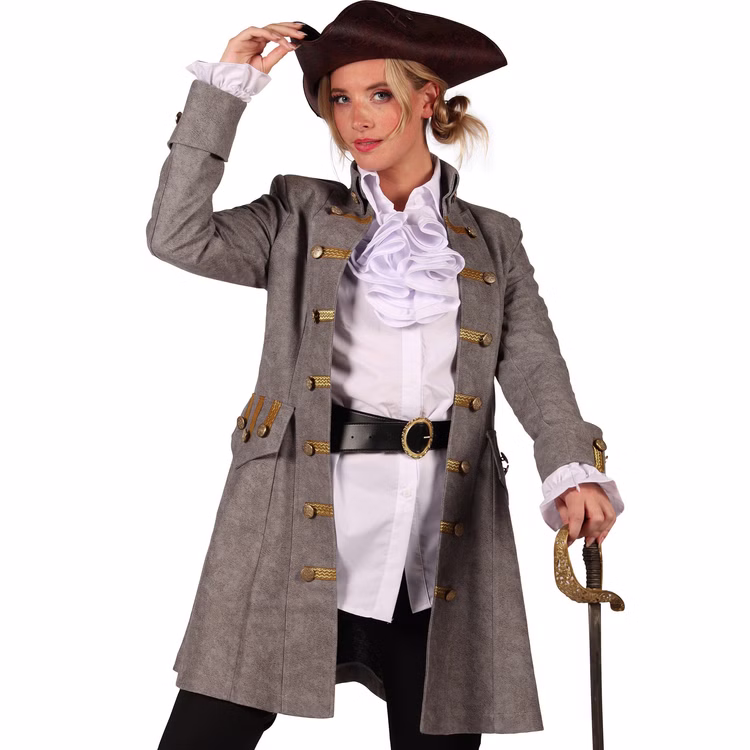 Piraten Mantel Anne Bonny mit Dreispitz Piratin im grauen Anne Bonny Mantel mit Dreispitz und Degen; goldfarbene Details und taillierter Gehrock sind gut erkennbar.