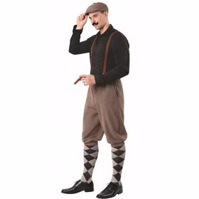 Seitliche Ansicht der braunen Knickerbocker Hose mit weitem Schnitt, schwarzem Hemd, Hosenträgern, Schiebermütze und Zigarre.