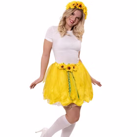 Detailansicht: Damen Kostüm mit gelbem Sonnenblumen Rock, drei Blüten an der Taille, grünen Bändern und Haarreif mit großen Sonnenblumen.