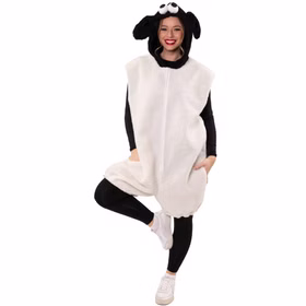 Frau im lustigen Schaf Kostüm mit weißem Fleece-Overall, schwarzer Kapuze, großen Schlappohren und auffälligen Glubschaugen.
