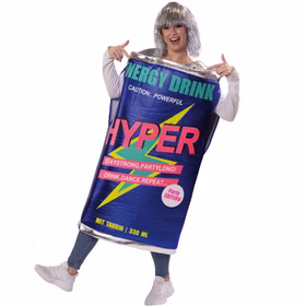 Frau im Energy Drink Kostüm Hyper mit blauem Getränkedosen-Design, großem Hyper-Schriftzug und silberfarbener Dosenöffnung.