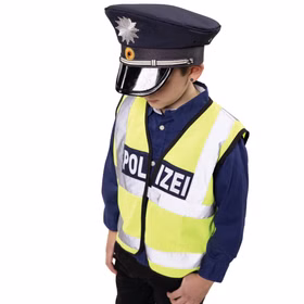 Seitliche Ansicht der Polizeimütze am Kind mit breitem Mützendach, silbernem Sternemblem, Zierband und glänzendem Lackschirm.