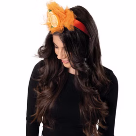 Seitliche Ansicht des Orangen Haarreifs im dunklen Haar mit rotem Reif, üppigem Tüll, Glitzer und dekorativen Fruchtscheiben.