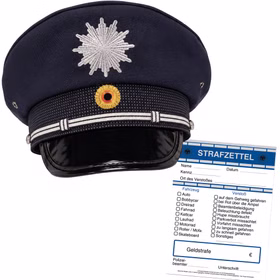 Polizeimütze für Kinder mit silbernem Abzeichen und Lackschirm neben einem Strafzettelblock mit 25 Blatt im A6-Format auf Weiß.
