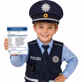 Kind mit dunkelblauer Polizeimütze und Spielzeug-Strafzettelblock in der Hand, passend für Fasching, Karneval und Rollenspiele. Hinweis: KI generiertes Bild