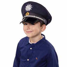 Kind trägt die hochwertige dunkelblaue Polizeimütze mit silbernem Abzeichen, Zierband und glänzendem Lackschirm in Vorderansicht.