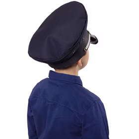 Rückansicht eines Kindes mit dunkelblauer Polizeimütze; die stabile Form und der breite Mützenkörper sind deutlich erkennbar.