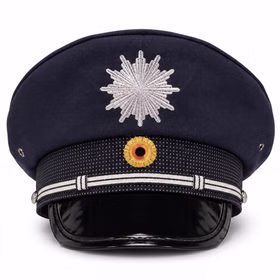 Hochwertige dunkelblaue Polizeimütze für Kinder in Frontansicht mit silbernem Abzeichen, Zierband und glänzendem Lackschirm.