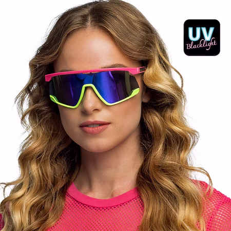 Neon Partybrille Schwarzlicht UV Blacklight Frau mit pink-neongrüner Neon Partybrille und UV-Blacklight-Hinweis für Schwarzlicht-Partys, Rave und Festival.