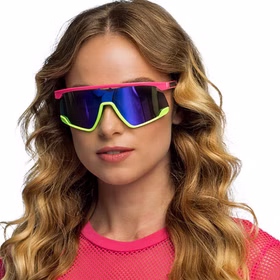 Frau trägt eine pink-neongrüne Neon Partybrille mit großer dunkler Scheibe als auffälliges Zubehör für Rave und Festival.