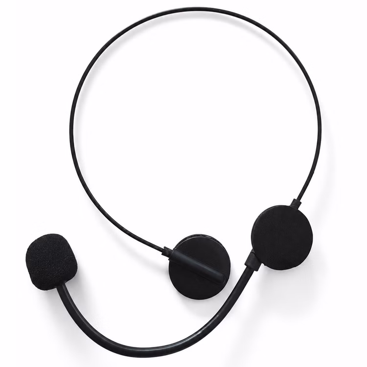 Headset Mikrofon Attrappe Nackenbügel Schwarz Schwarze Headset Mikrofon Attrappe mit rundem Nackenbügel, Ohrstück und biegsamem Mikrofonarm mit Schaumstoffaufsatz auf Weiß.