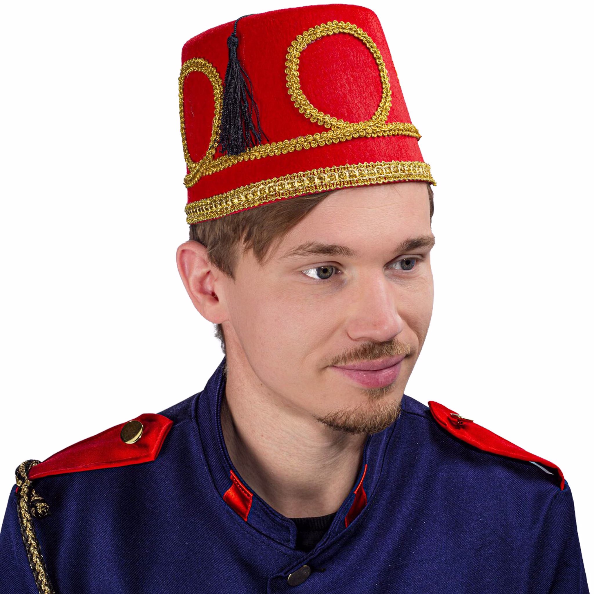 Fez Hut Fes Rot Gold Herren Vorderansicht Mann trägt roten Fez mit goldfarbener Verzierung und schwarzer Quaste als Kopfbedeckung für historische Kostümideen.