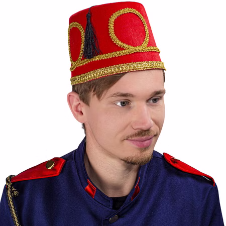Fez Hut Fes Rot Gold Herren Vorderansicht Mann trägt roten Fez mit goldfarbener Verzierung und schwarzer Quaste als Kopfbedeckung für historische Kostümideen.