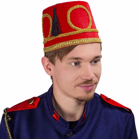 Mann trägt roten Fez mit goldfarbener Verzierung und schwarzer Quaste als Kopfbedeckung für historische Kostümideen.