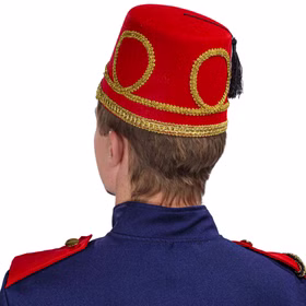 Rückansicht des roten Fez mit umlaufender Goldborte und schwarzer Quaste, getragen von einem Erwachsenen zum Kostüm.