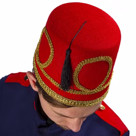 Ansicht von oben auf den roten Fez mit goldfarbenen Ornamentborten und seitlicher schwarzer Quaste als Kostüm-Kopfbedeckung.
