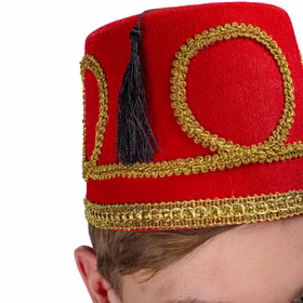 Detailansicht des roten Fez mit goldfarbenen Borten, Ornamenten und schwarzer Quaste als auffälliges Kostüm-Zubehör.