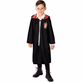 Harry Potter Gryffindor Umhang Kinder Frontansicht Junge trägt schwarzen Harry Potter Gryffindor Umhang mit rotem Kapuzenfutter, Brustwappen und Verschluss im Halsbereich.