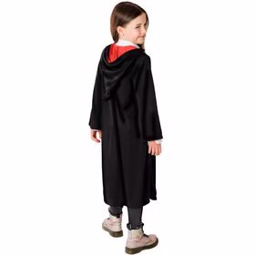 Harry Potter Gryffindor Umhang Kinder Rückansicht Rückansicht eines Mädchens im langen schwarzen Gryffindor Umhang für Kinder mit heruntergelegter Kapuze und rotem Innenfutter.