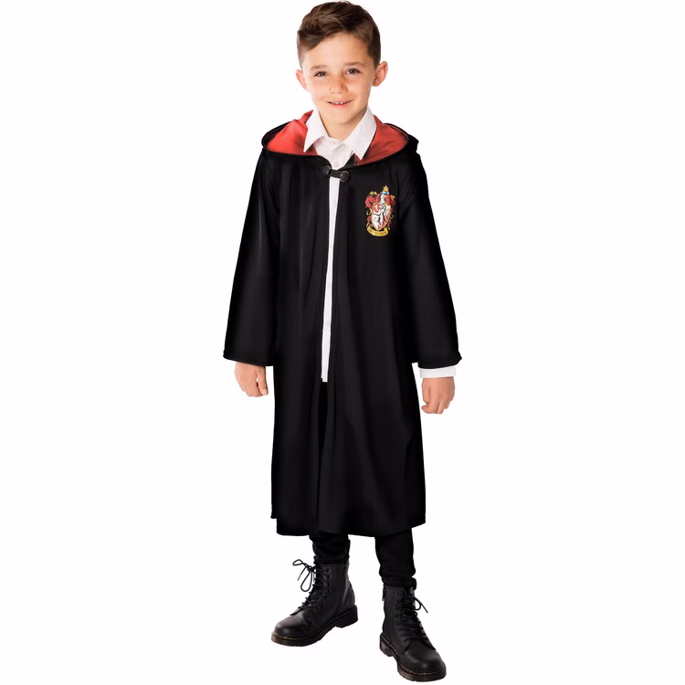 Harry Potter Gryffindor Umhang Kinder Frontansicht Junge trägt schwarzen Harry Potter Gryffindor Umhang mit rotem Kapuzenfutter, Brustwappen und Verschluss im Halsbereich.