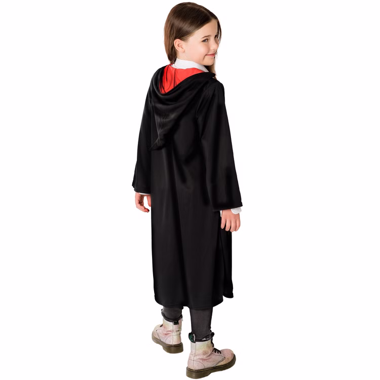 Harry Potter Gryffindor Umhang Kinder Rückansicht Rückansicht eines Mädchens im langen schwarzen Gryffindor Umhang für Kinder mit heruntergelegter Kapuze und rotem Innenfutter.