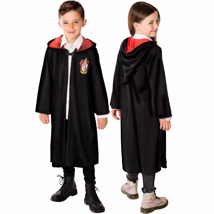 Harry Potter Gryffindor Umhang Kinder Vorder Rückansicht Gryffindor Umhang für Kinder in Vorder- und Rückansicht mit schwarzem Stoff, roter Kapuze und farbigem Hauswappen auf der Brust.