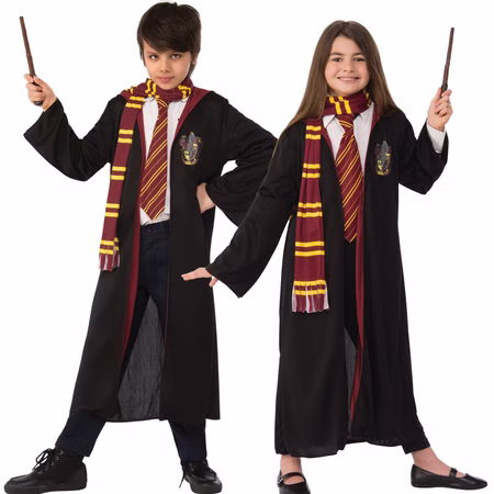 Harry Potter Gryffindor Kostüm Kinder Unisex Junge und Mädchen zeigen das Harry Potter Gryffindor Kinderkostüm mit schwarzem Umhang, Schal, Krawatte und Zauberstab.