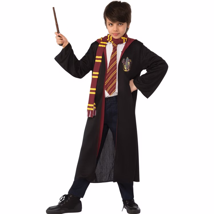 Harry Potter Deluxe Kostüm Gryffindor Junge Junge trägt schwarzes Harry Potter Gryffindor Kostüm mit Umhang, rot-goldenem Schal, Krawatte und braunem Zauberstab.