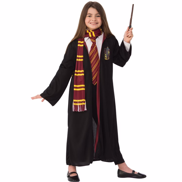 Harry Potter Deluxe Kostüm Gryffindor Mädchen Mädchen trägt Harry Potter Gryffindor Kostüm mit schwarzem Umhang, rot-goldenem Schal, Krawatte und Zauberstab.