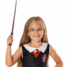Harry Potter Zauberstab Deluxe Kind Mädchen mit rundem Brillengestell und offiziell lizenziertem Harry Potter Deluxe Zauberstab in dunkelbrauner Holzoptik.