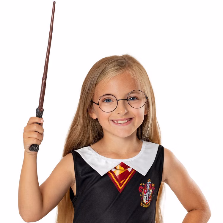 Harry Potter Zauberstab Deluxe Kind Mädchen mit rundem Brillengestell und offiziell lizenziertem Harry Potter Deluxe Zauberstab in dunkelbrauner Holzoptik.