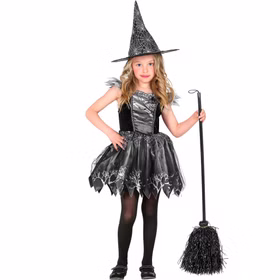 Hexenkostüm Kinder Luna Spinnennetz Kleid Hexenhut Besen Kinder-Hexenkostüm Luna in Schwarz-Grau mit Spinnennetz-Kleid und Hexenhut, dargestellt mit dekorativem Besen auf Weiß.
