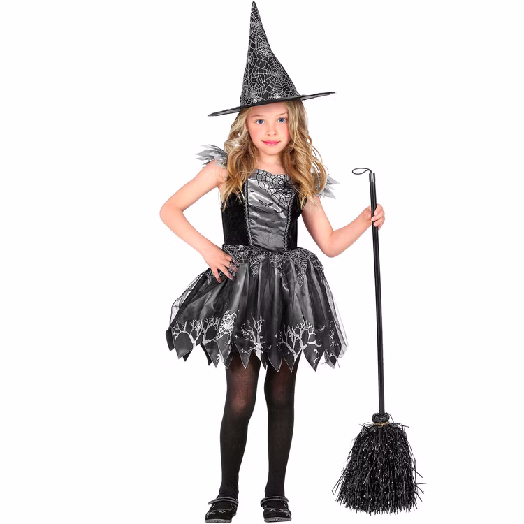 Hexenkostüm Kinder Luna Spinnennetz Kleid Hexenhut Besen Kinder-Hexenkostüm Luna in Schwarz-Grau mit Spinnennetz-Kleid und Hexenhut, dargestellt mit dekorativem Besen auf Weiß.