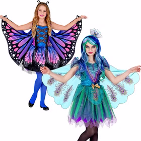 Pfau Kostüm Kinder Paula Schmetterling Tierkostüme Mottoparty Pfau Kostüm Paula in Blau-Grün zusammen mit einem farbenfrohen Schmetterling Kostüm als Idee für Tier- und Gruppenkostüme.