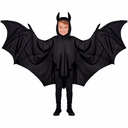 Fledermaus Kostüm Kinder Nox Vorderansicht Schwarze Flügel Fledermaus Kostüm Nox für Kinder in Schwarz mit Kapuze und weit ausgebreiteten, gezackten Fledermausflügeln.