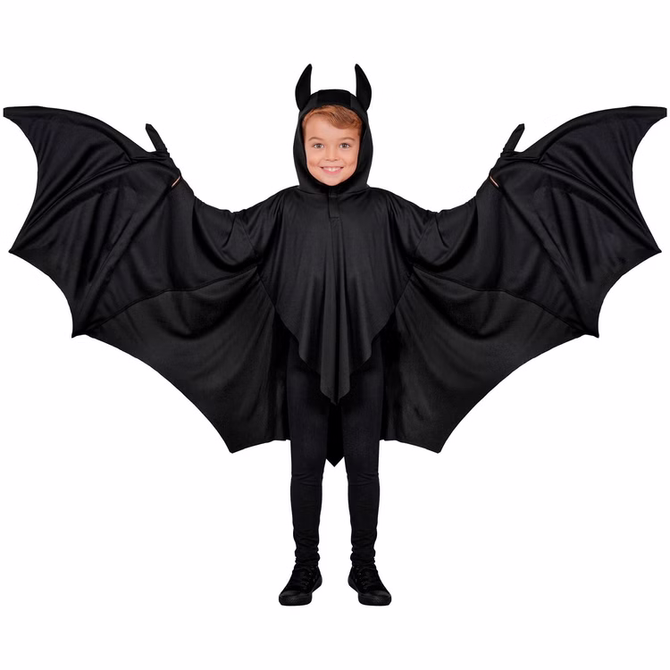 Fledermaus Kostüm Kinder Nox Vorderansicht Schwarze Flügel Fledermaus Kostüm Nox für Kinder in Schwarz mit Kapuze und weit ausgebreiteten, gezackten Fledermausflügeln.