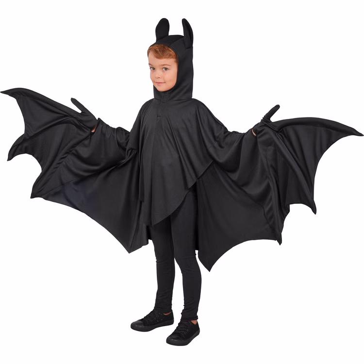 Fledermaus Kostüm Kinder Nox Biegsame Flügel Halloween Kind im schwarzen Fledermaus Kostüm Nox mit Kapuze und seitlich ausgebreiteten biegsamen Flügeln für Halloween und Fasching.