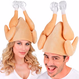 Frau und Mann tragen den lustigen Brathähnchen Hut mit Flügeln und hochstehenden Keulen als Unisex Party-Kopfbedeckung.
